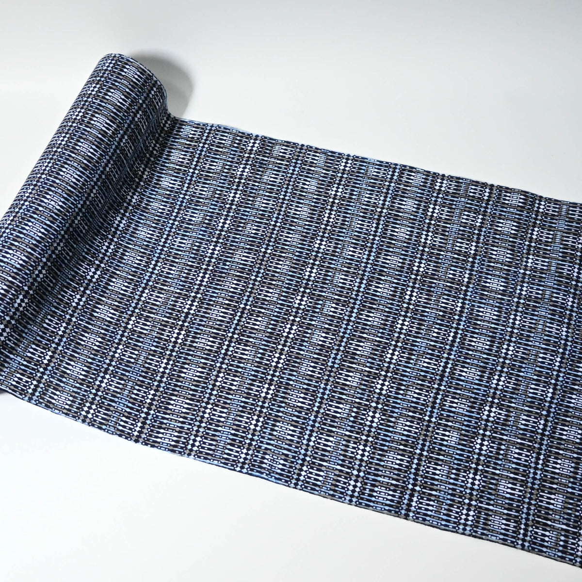 Vintage men's yukata cotton fabric with geometric pattern, sold by the metre.