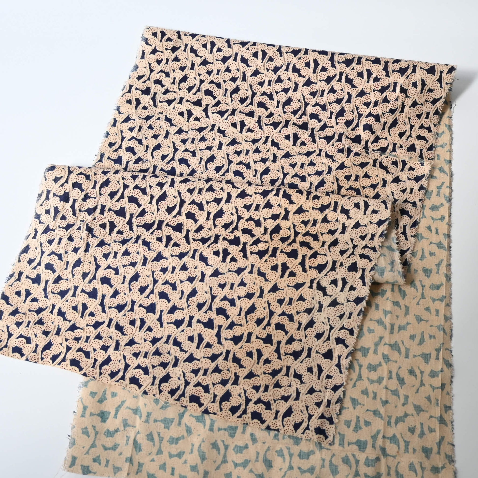 Vintage Japanese wasarasa cotton fragment with Tatewaku floral motif.