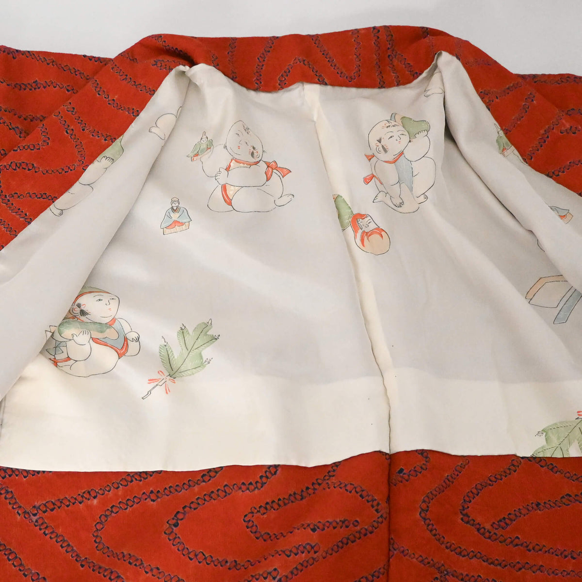 Vintage women’s burnt orange silk shibori haori has a silk lining with Karako babies pattern.