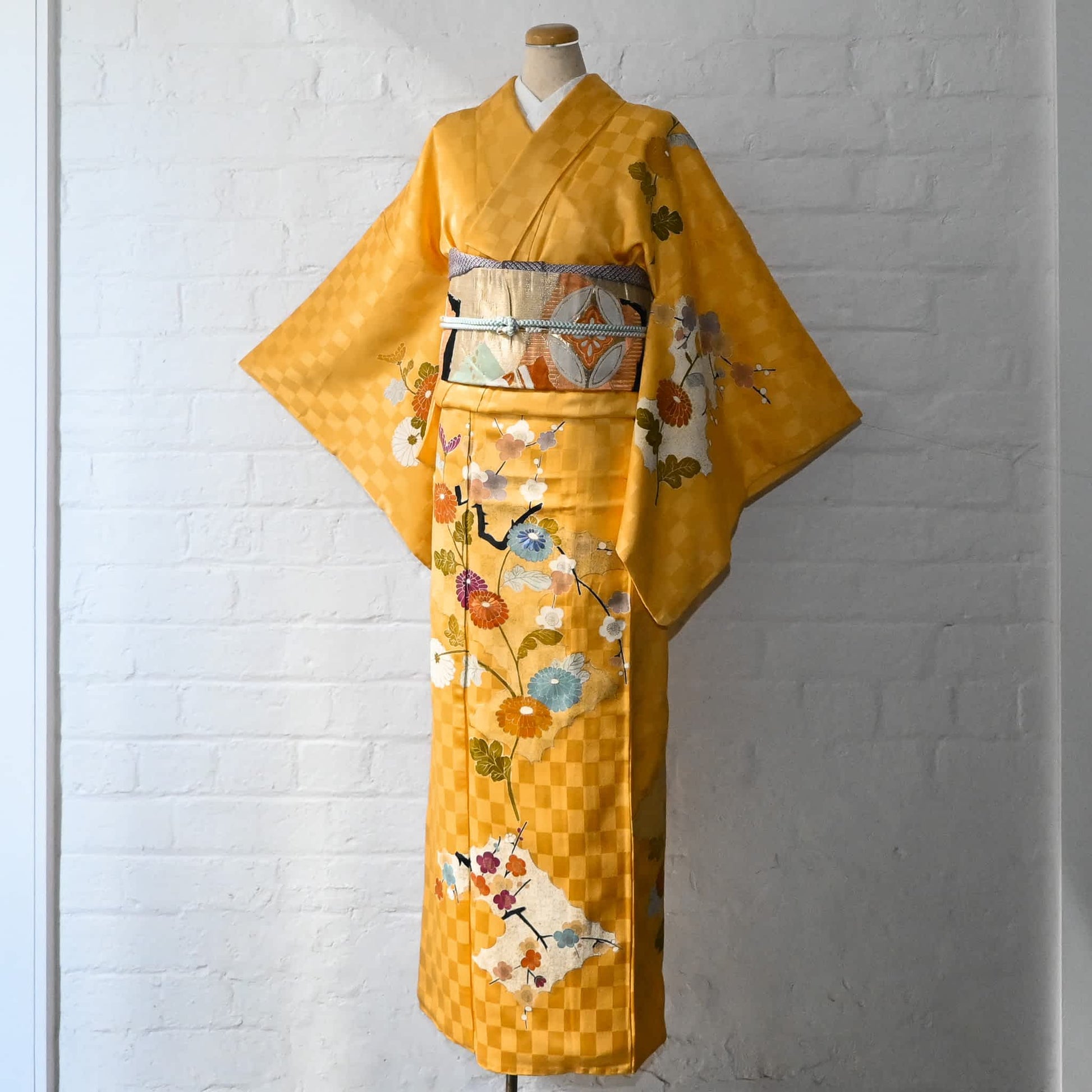 Vintage Women's Silk Semi-formal Kimono Ziguzagu Textiles Vintage Women's Silk Semi-formal Kimono Ziguzagu Textiles